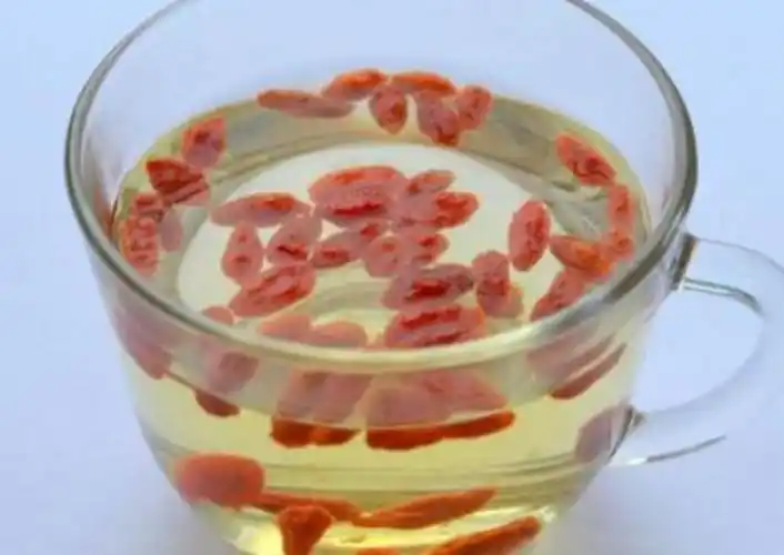 枸杞黄芪泡水喝的功效与作用 山萸肉枸杞黄芪泡水喝的功效与作用