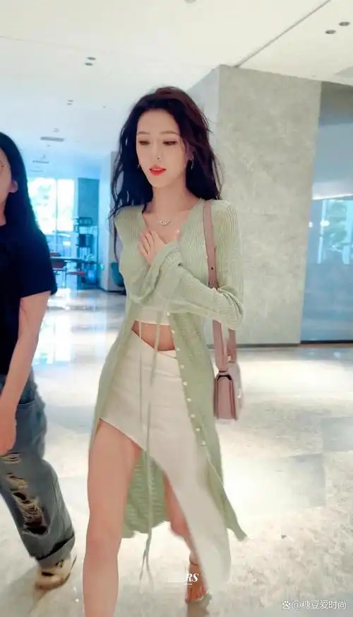 张予曦夏日清新纯欲穿搭,白色套装配绿色针织开衫,又辣又甜美