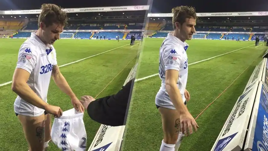 利兹联球员脱下球裤送给球迷 - 英超吧 - 天下足球网