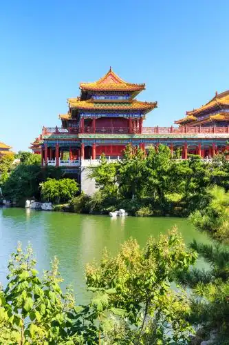 中国山东省烟台市蓬莱三仙山风景区亭台楼阁