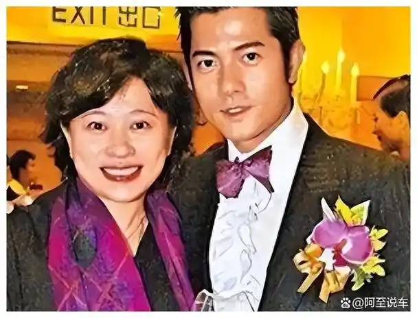 但郭富城的花篮却特别:除了他自己,还写上了他的经纪人小美的名字,而