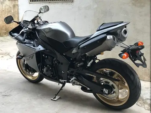 2014年雅马哈r1十字曲轴.变款加上炯炯led边灯.穿梭街道.泡女必备.