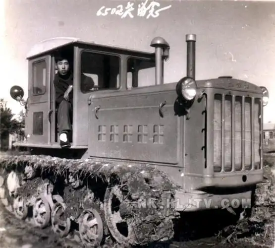 图为"东方红"54型履带式拖拉机,春耕,秋翻全靠它.