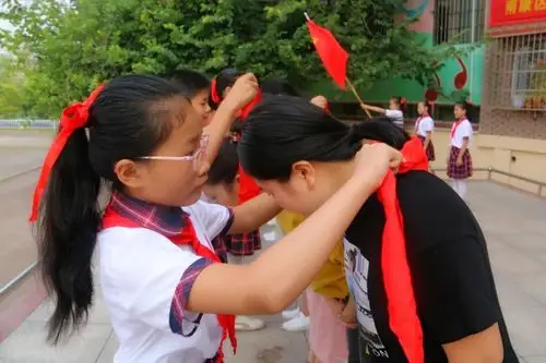 铿锵有力的呼号声,充分表达出少先队员们作为社会主义事业接班人的