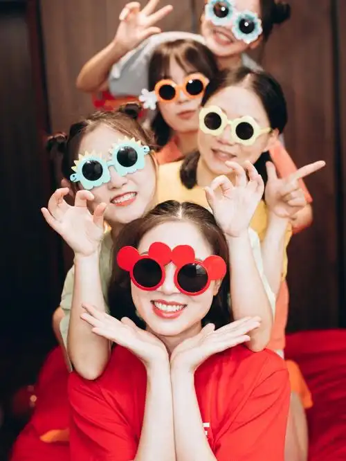 结婚拉横幅我的彩虹伴娘团也太给力了