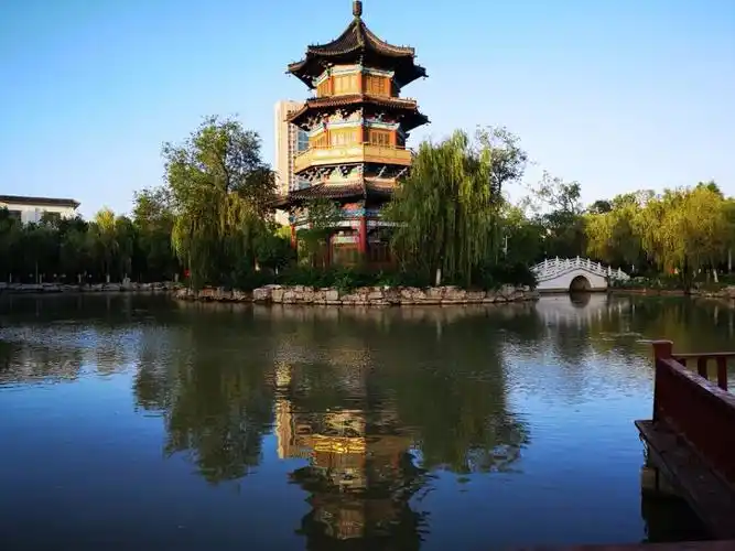 蓝天白云拍摄于江苏连云港渔湾公园,新浦公园风景.