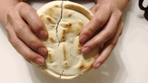 黑色是烤鸭蛋,白色是咸鸭蛋,有时老顾客会搭配几个鸭蛋夹馍吃.