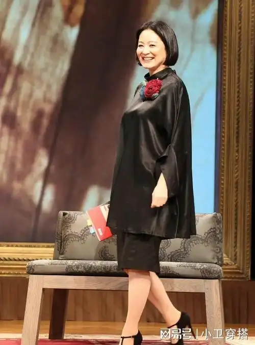 看了69岁林青霞的老年状态我发现:不扮老不装嫩,从容老去才最美|妆容