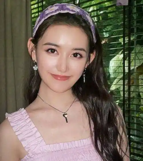 原创原创21岁蒋依依外出游玩素颜有眼袋小雀斑不化妆显疲惫