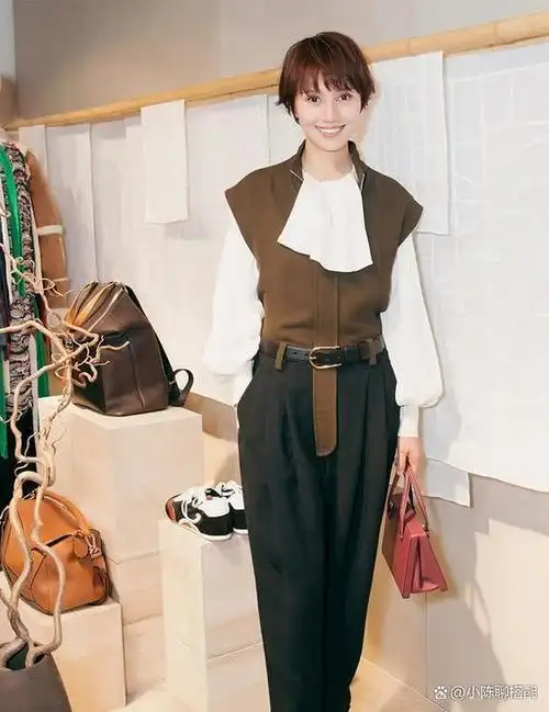 看了袁泉夏天穿搭!我悟了:衣短裤长,配色基础,穿金戴银更好看