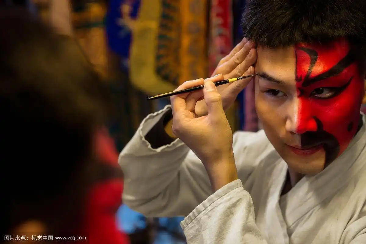 男京剧演员后台化妆