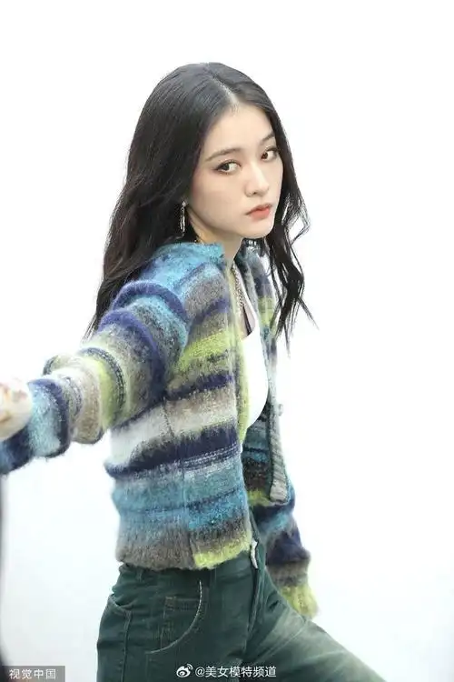 张雪迎上海时装周外拍烟熏妆造型穿露腰装秀好身材