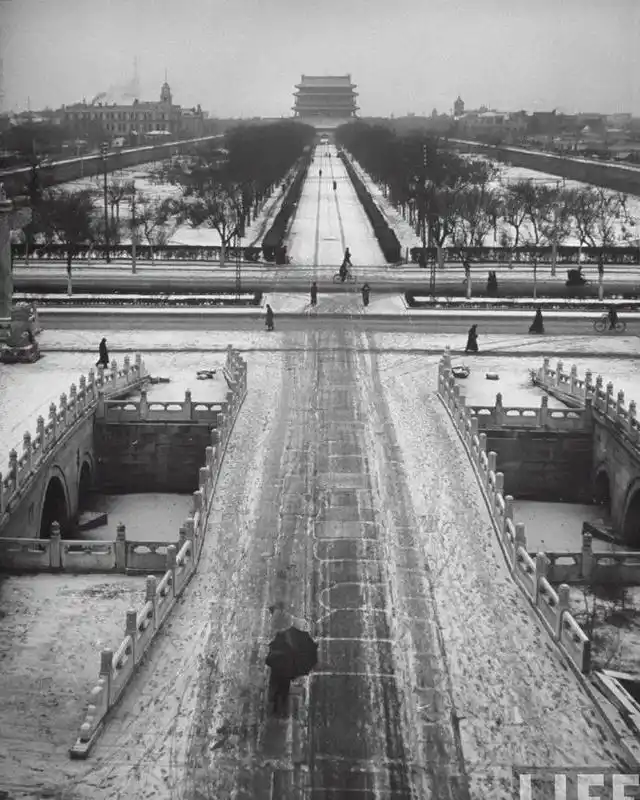 千步廊是皇宫前御街两侧的廊庑.