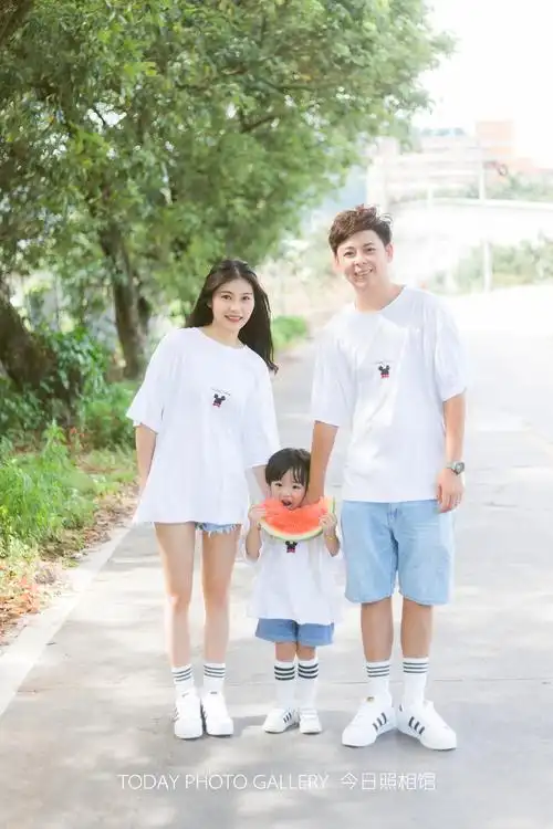 夏日外景亲子照6969互动的每一个瞬间都是爱呀一家三口的互动感也