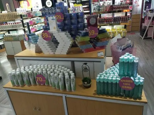 22本地市场考察 写美篇面膜堆头  醒目式陈列  并突出价格优势  价格