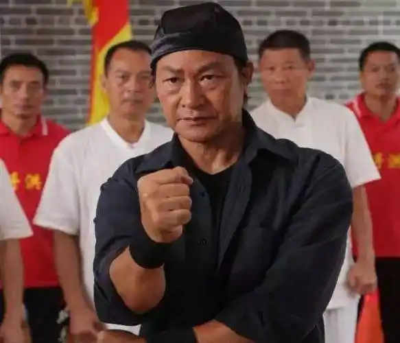 67岁狄威罕有曝光近照戴大金表显阔气曾获陆军上校军衔