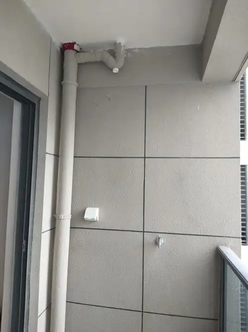 阳台没封前,左侧是电插座,中间是洗衣机水龙头.