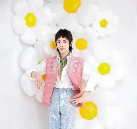 华晨宇晒照庆34岁生日,时髦穿搭展示青春活力,阳光获