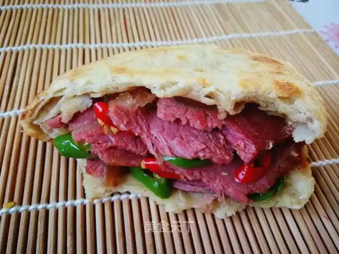 烧饼夹牛肉