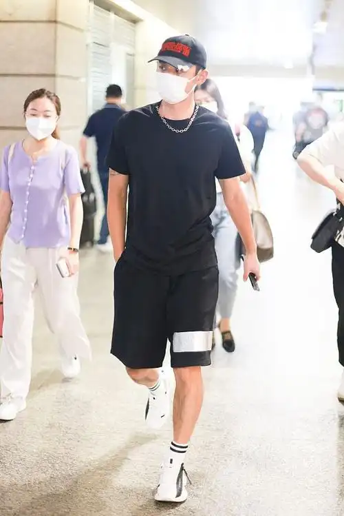 睡眼朦胧张继科真挺帅就算眼睛没睁开感觉也挺有阳光感的