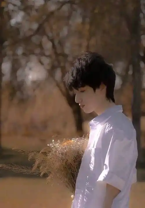 严浩翔的应援色为:珊瑚红色,严浩翔报名了第一届全国道家法师法术考试