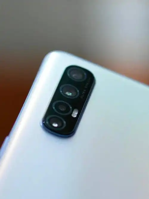 oppo reno3 pro的后置摄像头这次没有延续oppo放在手机背部中间的设计