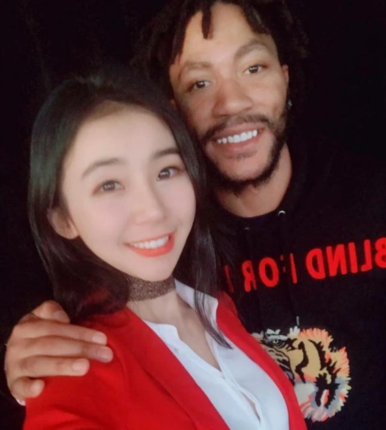 原创中国最美篮球女主播张曼源直播中开车男友强壮不输黑人