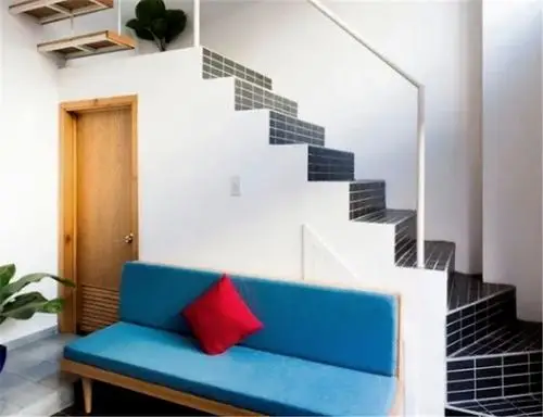 楼梯下方多余的三角区域,也做成了储物间和小的卫生间,提升了空间利用