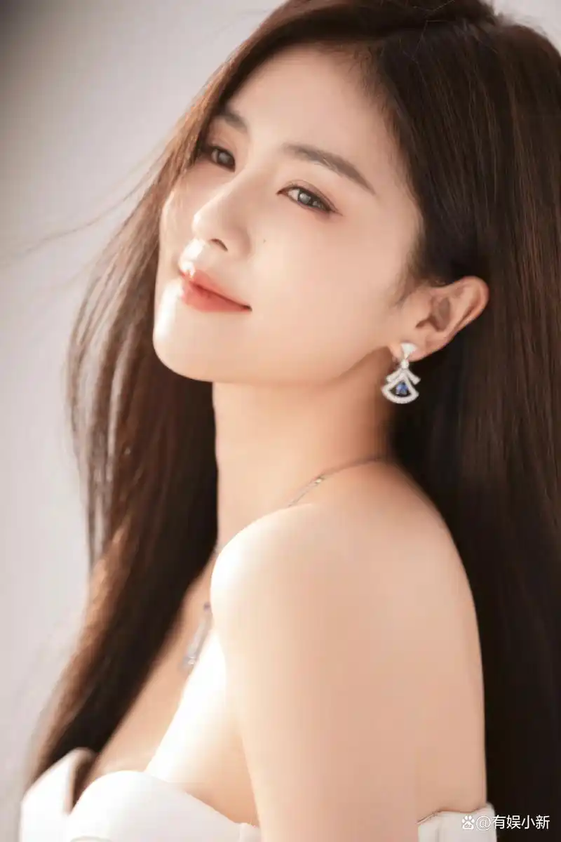 白鹿立冬白裙造型大片,抹胸造型优雅大气,侧颜一整个绝美