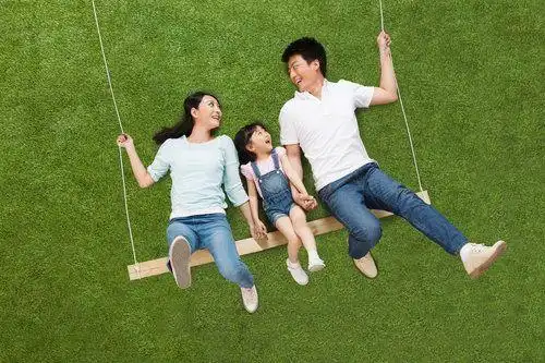娱乐,自然,休闲,家庭_dfcfe89e5_幸福的一家三口在草地上荡秋千_创意