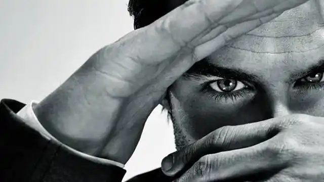 伊恩携手《时尚先生》拍摄大片 深邃眼神男人味儿十足