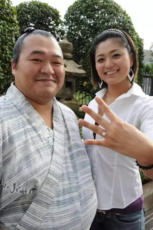 原来日本相扑选手的娇妻个个都貌美如花