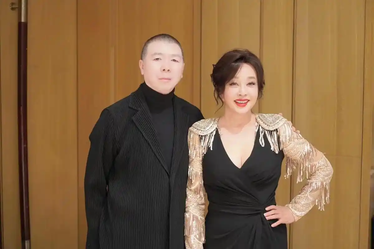 71岁刘晓庆参加活动与冯小刚,徐帆夫妇合影!刘晓庆紧致的皮肤 - 抖音