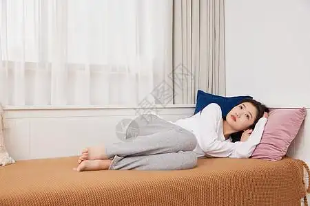 背影失落美女趴在卧室沙发上伤心失落背景