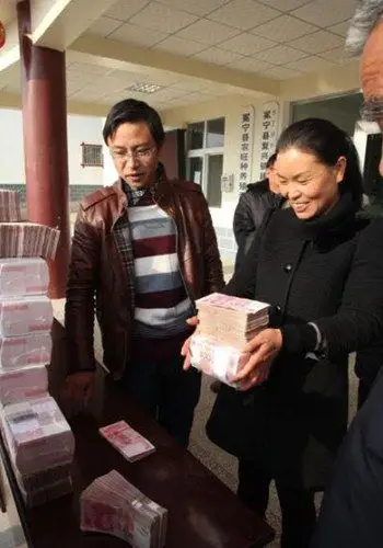 这些现金每捆为10万元,大部分是还未拆去塑料膜的崭新人民币.