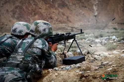 步兵班利用机枪对"敌"实施火力打击.李忠元 摄
