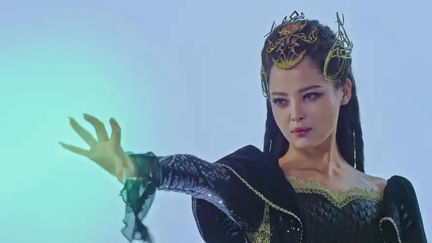 《斗破苍穹》电影级镜头——美杜莎助力萧炎,手段犀利,眼神魅惑,蛇后