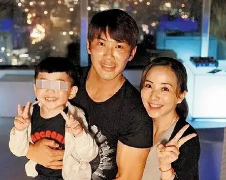 44岁黄少祺又当爸妻子剖腹产下一子