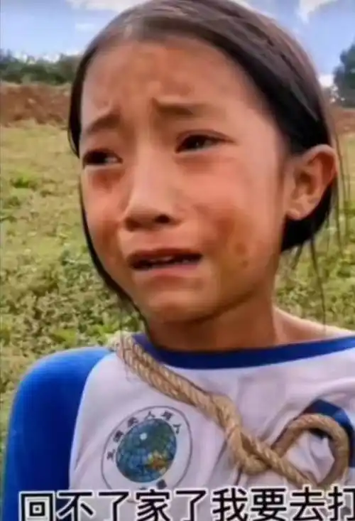 小女孩哭着说不希望奶奶离开坚强的她引起网友泪奔和共鸣