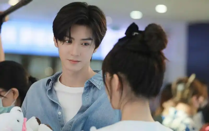 《偷偷藏不住》开播,陈哲远被问对角色的理解,回复敷衍被嘲文盲