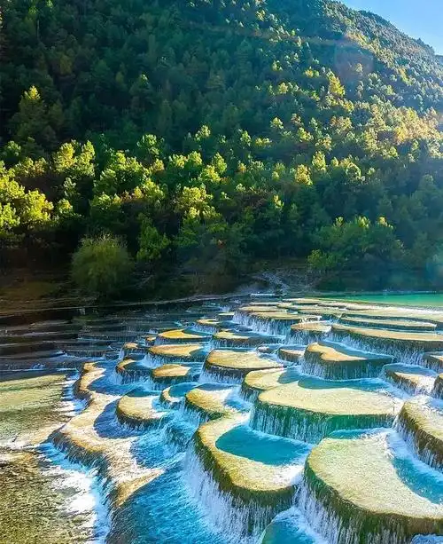 玉龙雪山脚下的蓝月谷,散落在人间的璀璨宝石