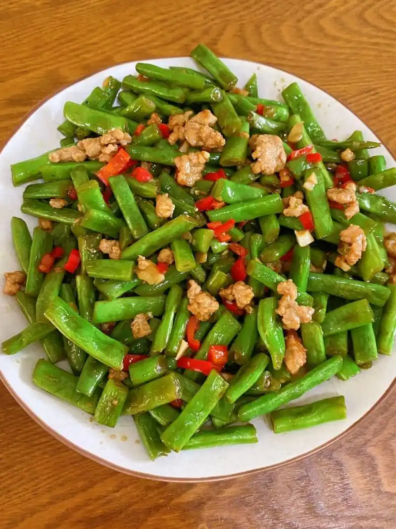 四季豆炒肉末,这样炒的四季豆谁都爱吃 材料    四季豆,瘦肉沫,蒜头