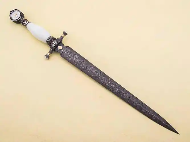 迄今为止尺寸最大的短剑作品--月光骑士短剑__凤凰网