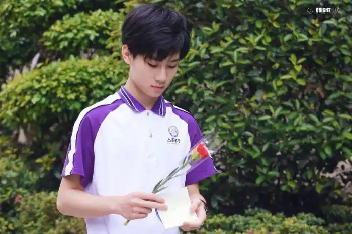 少年感十足时代少年团成员张真源素颜拍摄高中毕业照