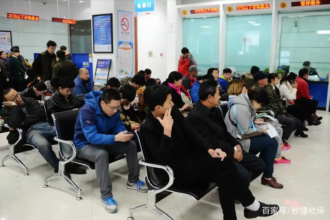 每月养老金一到账,为啥退休老人就马上去银行排队提现?5个理由