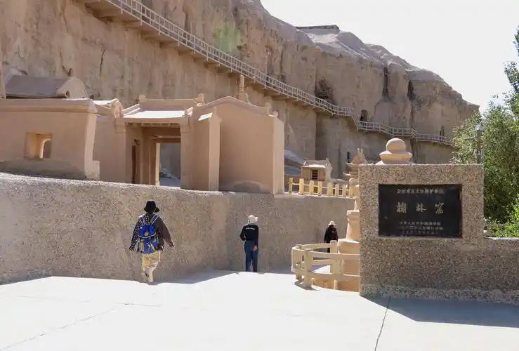 榆林窟又名万佛洞,始建于北魏.