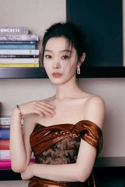宋轶穿抹胸棕裙大秀白嫩香肩!雪肤玉貌曼妙身材性感撩人