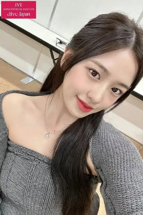 安宥真对镜自拍照