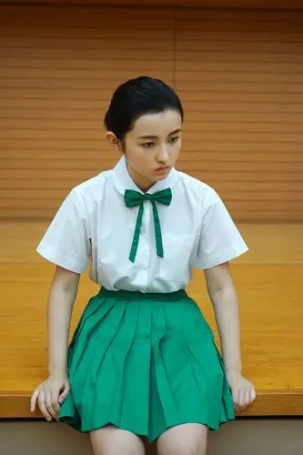 《做朋友吧》微电影曝光花絮照,张子枫漫步校园画面唯美.