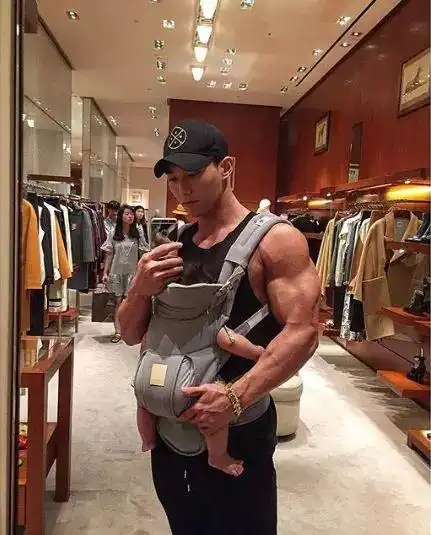 肌肉男直播吃健身餐,肉体却比食物更加诱人